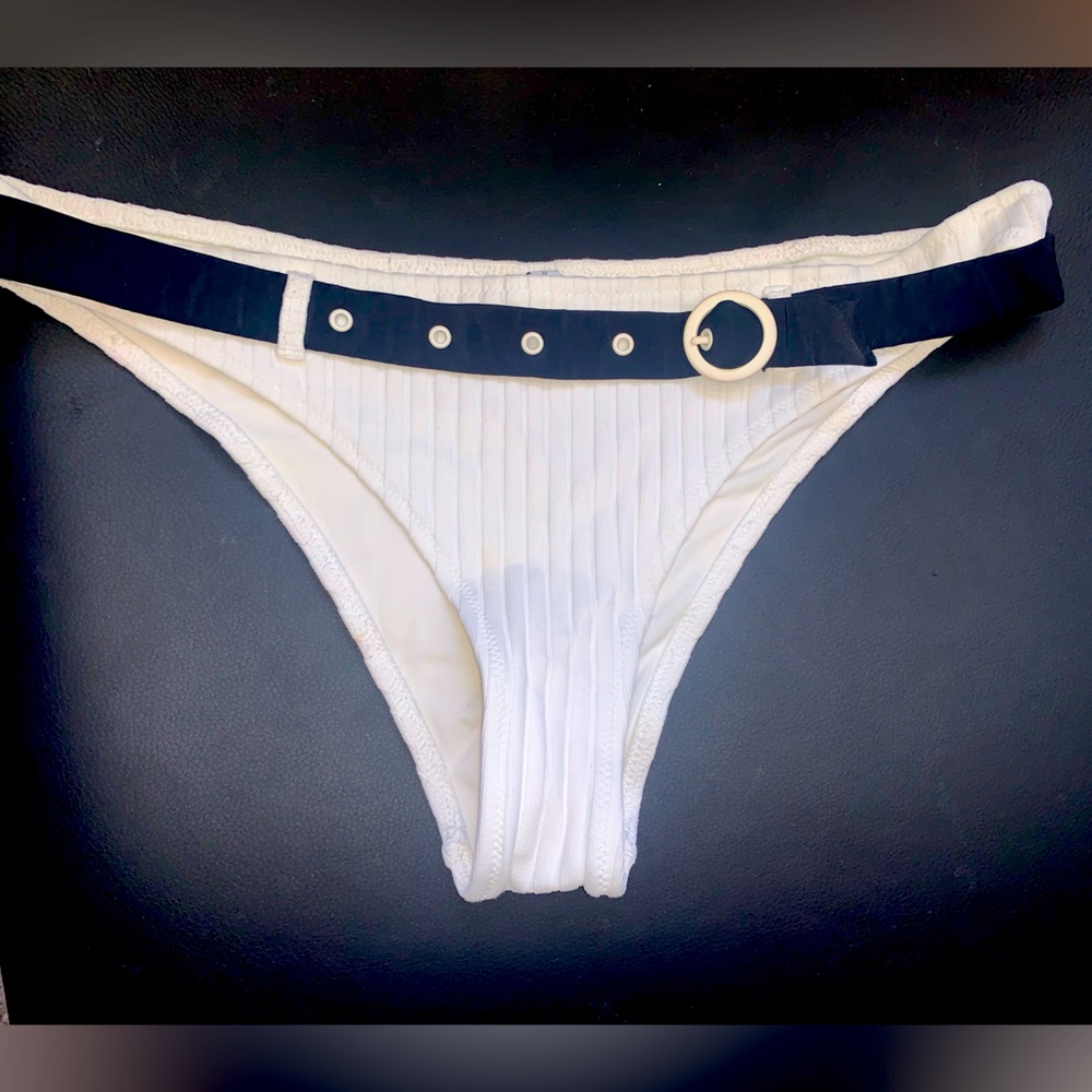Striped and solid white belted swim bottom Sz l
